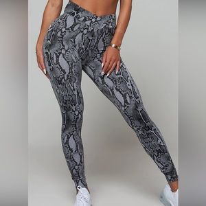 Lici Fit V Cut Scrunch Leggings